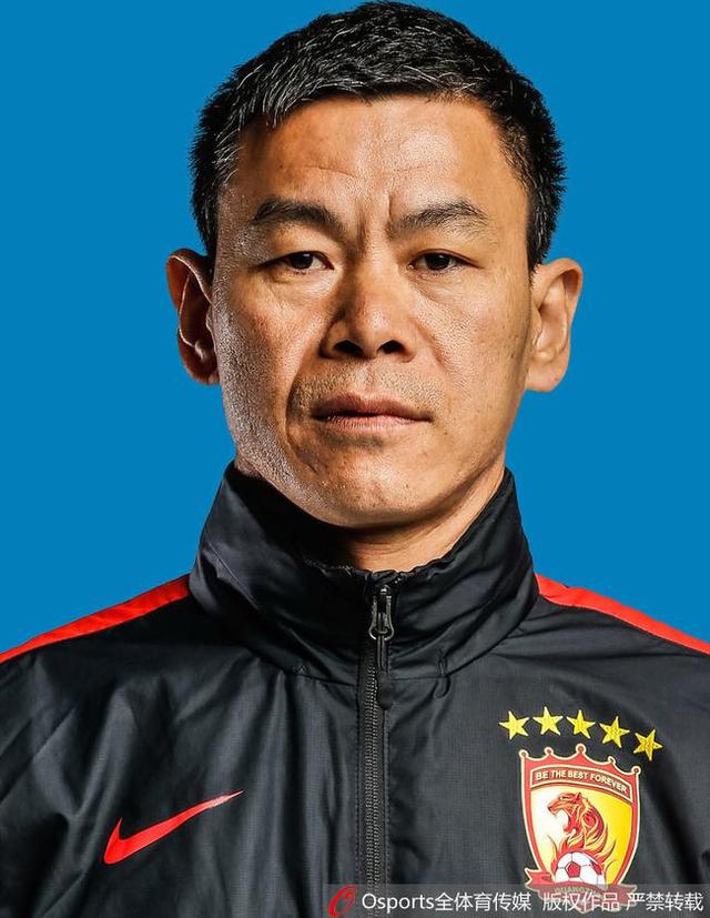 两人在包厢里等了不一会儿的功夫，包厢的大门忽然被人推开。
